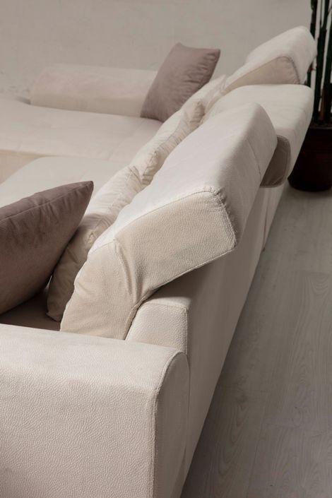 Canapé d'angle droit velours beige clair avec têtières relevables et pieds metal noir Briko 308 cm - Photo n°10