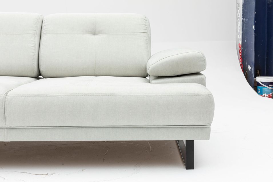 Canapé droit moderne 2 places tissu doux beige clair pieds métal noir Kustone 199 cm - Photo n°4