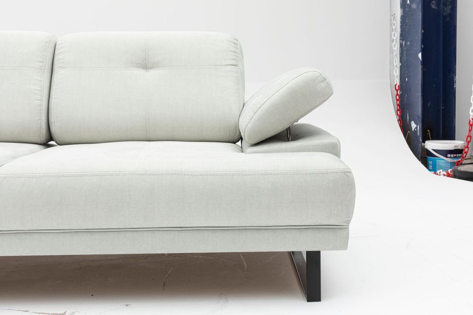 Canapé droit moderne 2 places tissu doux beige clair pieds métal noir Kustone 199 cm - Photo n°5