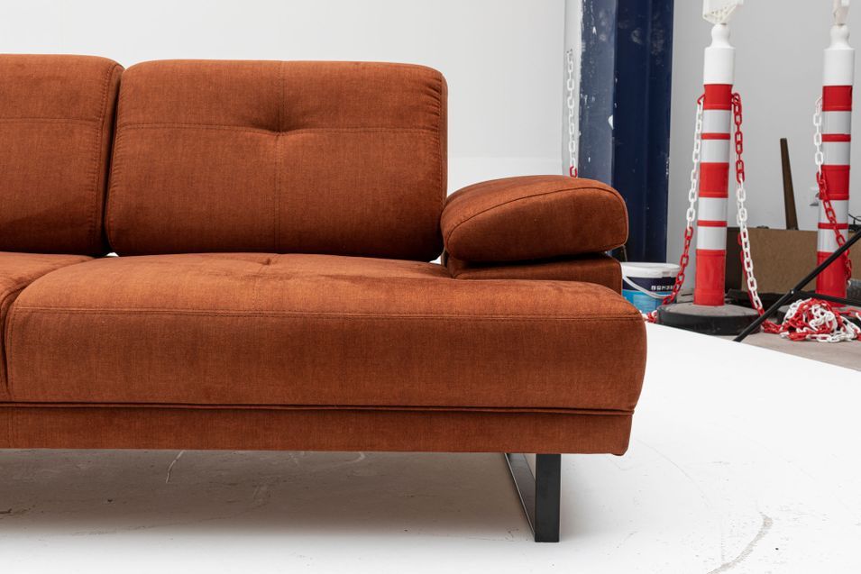 Canapé droit moderne 2 places tissu doux orange pieds métal noir Kustone 199 cm - Photo n°6