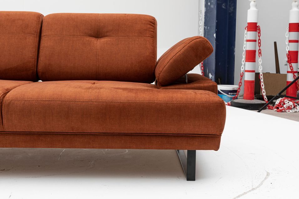 Canapé droit moderne 2 places tissu doux orange pieds métal noir Kustone 199 cm - Photo n°7