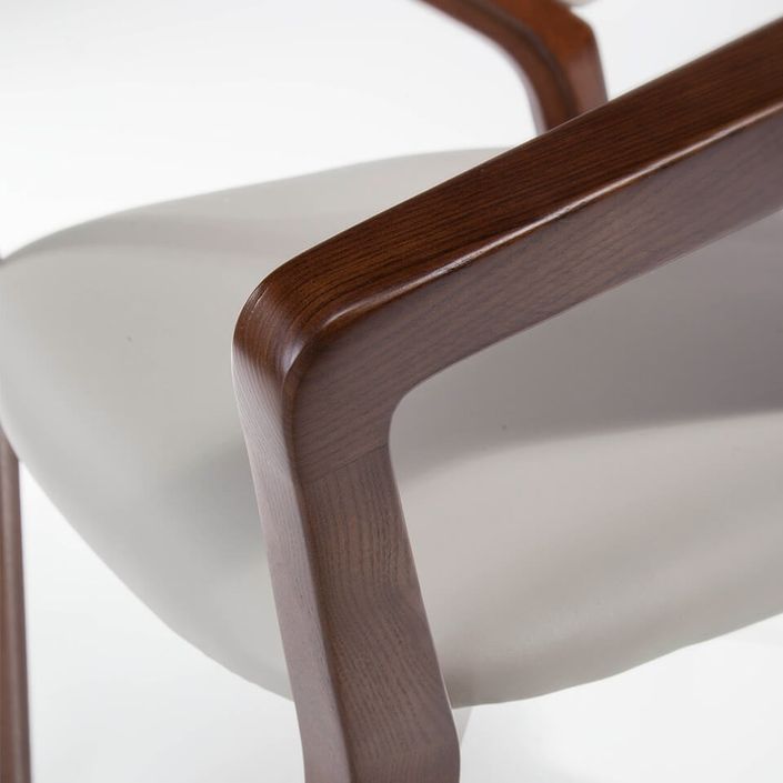Chaise en bois de frêne couleur noyer et simili cuir blanc Mora - Photo n°7