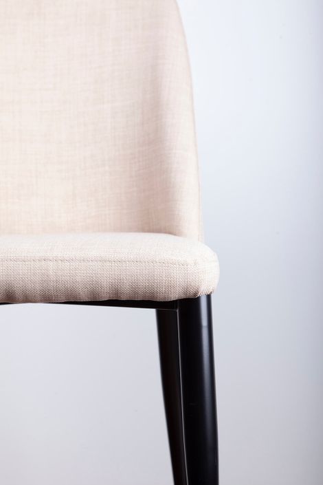 Chaise moderne tissu beige clair rembourré et pieds métal noir Maliza - Photo n°4
