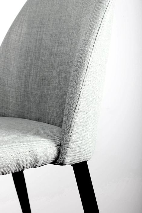 Chaise moderne tissu gris clair rembourré et pieds métal noir Maliza - Photo n°6