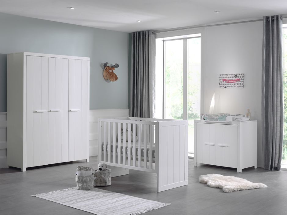 Chambre bébé 3 pièces lit commode et armoire 3 portes pin massif laqué blanc Erik 60x120 cm - Photo n°1