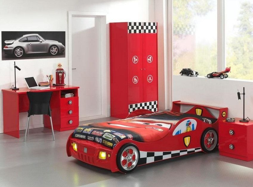 Chambre enfant 4 pièces lit voiture chevet bureau et armoire 2 portes bois rouge Lemans 90x200 cm - Photo n°1