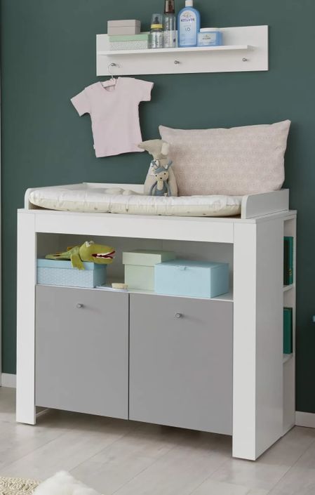 Commode bébé 2 portes avec plan à langer mélaminé gris et blanc Evans - Photo n°5
