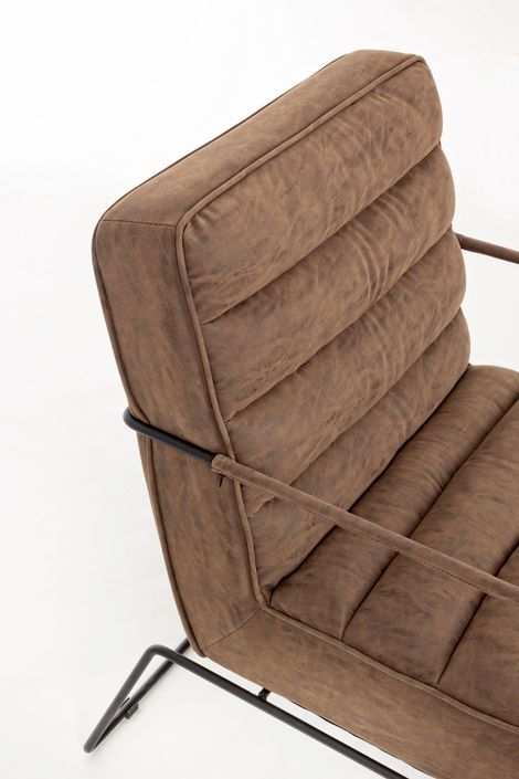 Fauteuil en simili cuir marron clair et pieds en acier Brina - Photo n°7