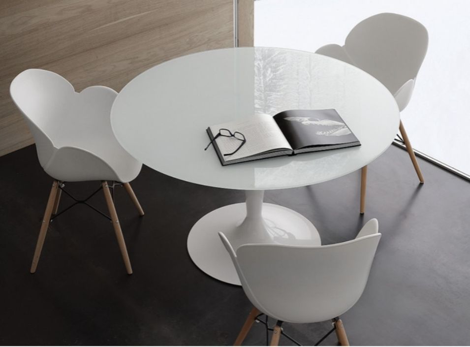 Table a manger ronde design verre teinté blanc et pied laqué blanc Kramanty 130 cm - Photo n°4