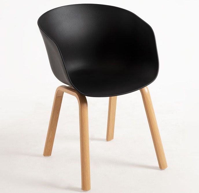 Chaise scandinave avec accoudoirs noir et pieds naturel Wau - Photo n°1