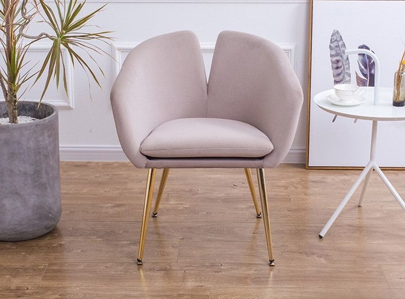 Fauteuil velours taupe et pieds métal doré Veelu - Photo n°1