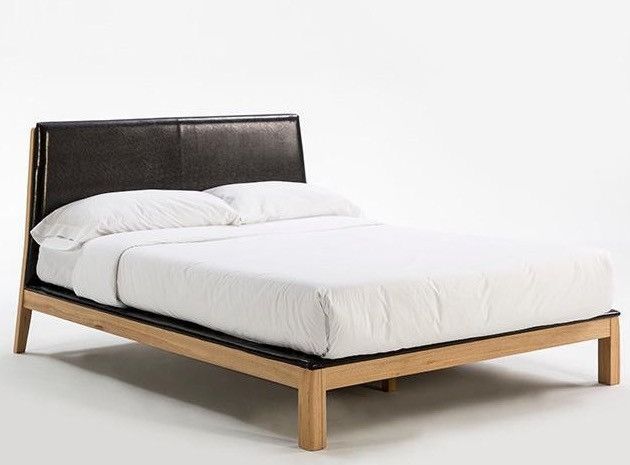 Lit simili cuir noir et bois massif clair 150x190 cm Metia - Photo n°1